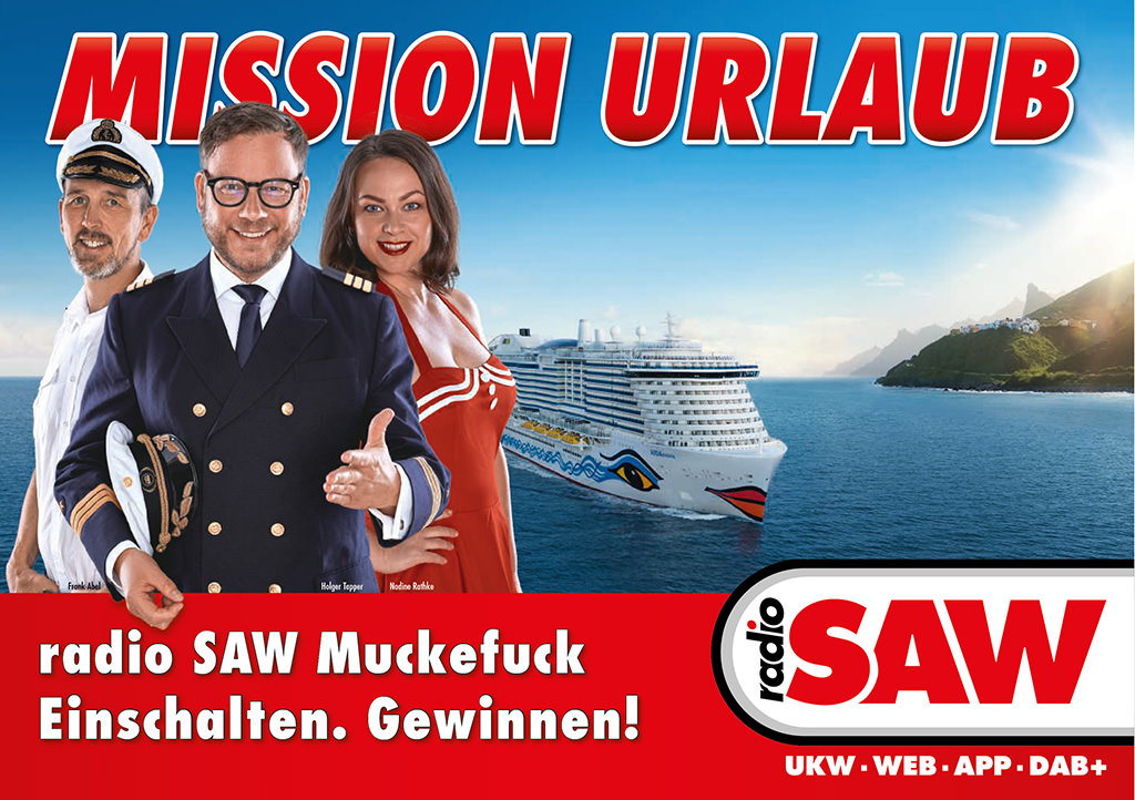 Plakatmotiv „Mission Urlaub“ von radio SAW mit Team vor einem Kreuzfahrtschiff – Werbefotografie
