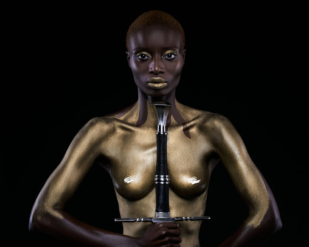 Kunstfotografie Magdeburg: Amazon Fighters – Model mit Gold-Bodypainting und Schwert