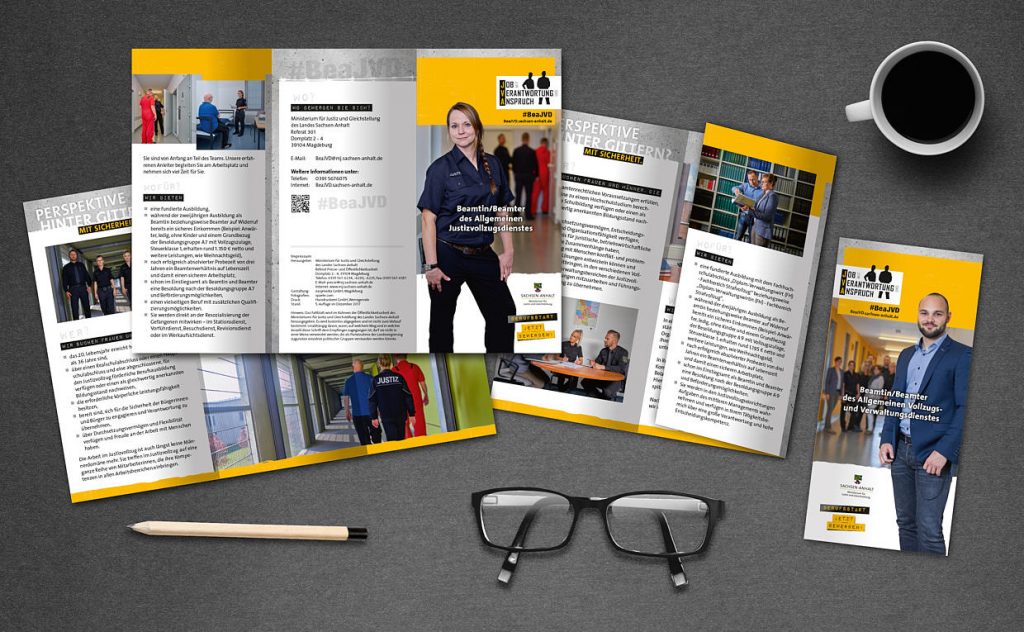 Justizvollzug Sachsen-Anhalt: Recruiting-Kampagne 9 Broschüre mit Mitarbeiterportraits und Firmenfotos als Layout-Beispiel