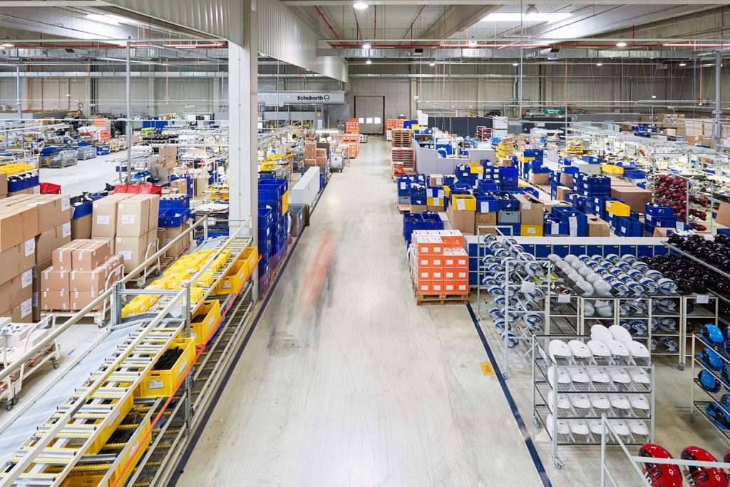 Startseite – Fotograf Magdeburg 25 Industriefotografie: Logistikhalle mit Regalen und Förderanlage