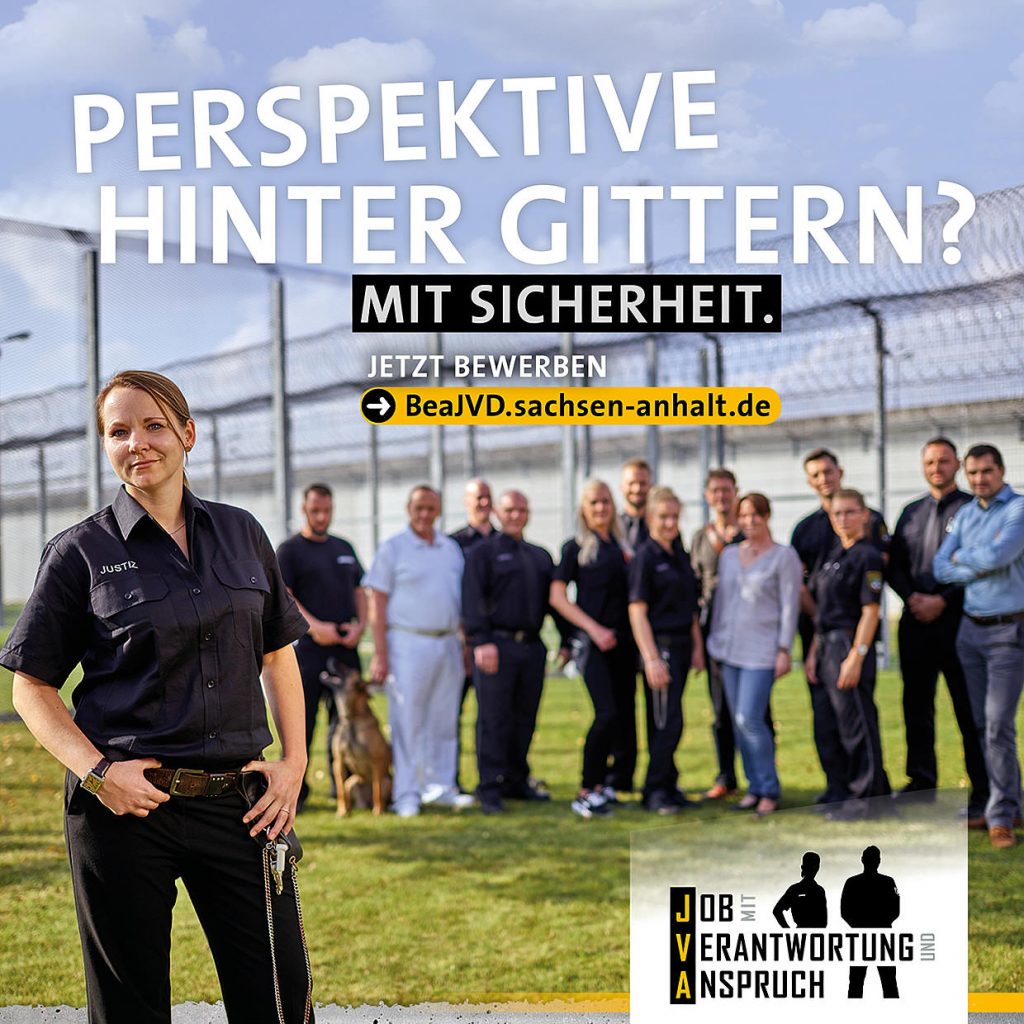 Justizvollzug Sachsen-Anhalt: Recruiting-Kampagne 4 Kampagnenmotiv „Perspektive hinter Gittern? Mit Sicherheit.“ des Justizvollzugs Sachsen-Anhalt mit Justizvollzugsbeamtin und Team in Uniform