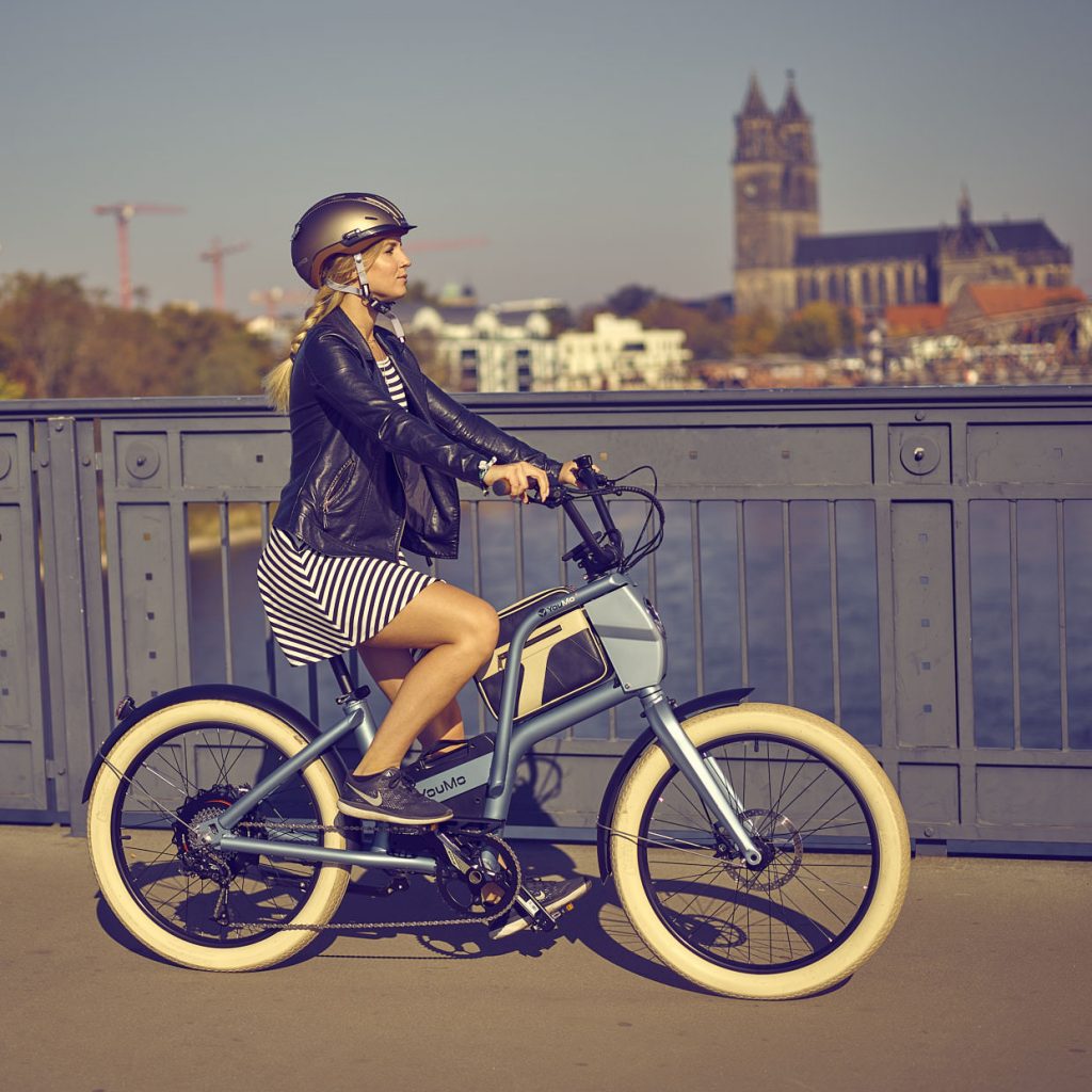 Referenzen 5 Werbefoto: Frau auf E-Bike vor dem Magdeburger Dom