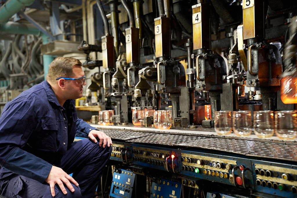 Maschinenführer von WECK mit Schutzbrille an der Glasformmaschine – Industriefotografie